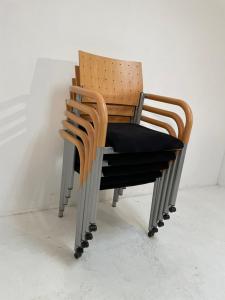 Conferentiestoel gestoffeerd met houten rug